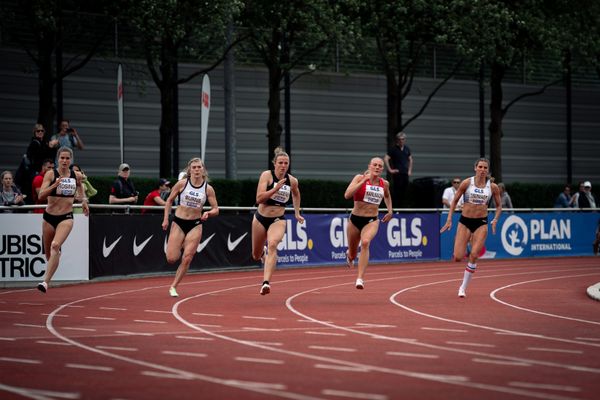 Mareike Rösing (USC Mainz), Shaina Burns (USA), Hanne Maudens (BEL), Lovisa Karlsson und Anna-Lena Obermaier (LG Telis Finanz Regensburg) ueber 200m am 07.05.2022 beim Stadtwerke Ratingen Mehrkampf-Meeting 2022 in Ratingen